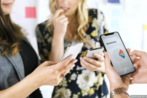 Design Mobile-First: por que priorizar o mobile na criação de sites 3 Kamus - thumb mobile e o modelo de negocios