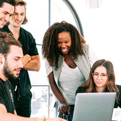 imagem-destacada-kamus-pill-preciso-mesmo-montar-um-time-de-comunicacao-para-a-minha-empresa